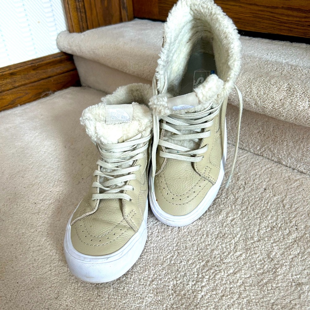Vans Off the Wall, ladies 8 Men’s 61/2…faux fur lined in EUC.
